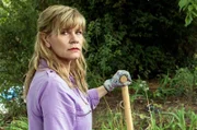 Ulrike Messmer (Anne Kasprik), Vorsitzende der Laubenkolonie wird überrascht als sie im Komposthaufen nach Beweisen sucht.