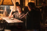 Martha hat begonnen in der Hawaii-Bar zu arbeiten. Die Flirtversuche des viel jüngeren Vinzenz Kastner amüsieren sie.