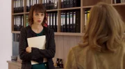 Die Geschäftspartnerin der Verschwundenen, Anny Wenz (Anne Bolik-Strauch, l.) wird von Sophia Strasser (Katharina Leonore Goebel, r.) befragt.