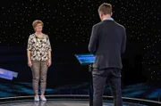 Moderator Alexander Bommes (r.) mit der Kandidatin Birte Müller (l.).