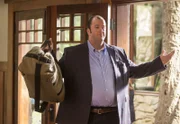 Toby (Chris Sullivan) stattet Kate einen Besuch im Camp ab. Doch dieser verläuft anders als geplant ...
