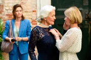 Contessa Lando-Continui (Hildegard Schmahl, Mitte) möchte die Wahrheit über den Zwischenfall mit ihrer Enkelin Manuela (Nadja Bobyleva, re.) wissen. Im Hintergrund ist ihre Schwiegertochter Barbara (Nina Kronjäger).