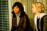Jasmine Gooden (Sharon Leal, l.); Lizzie Needham (Bojana Novakovic, r.)