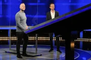 Moderator Alexander Bommes mit dem Kandidaten Norman Bauch.
