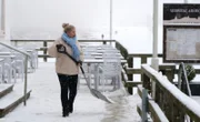 Winterdienst auf der Ahlbecker Seebrücke.