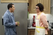 Alan (Jon Cryer, l.) ist reichlich irritiert über die Anwesenheit von Waldens Freund Barry (Clark Duke, l.) in der Küche ...