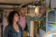 Harry Möller (Maria Ketikidou, l.) und Nils Sanchez (Enrique Fiß, r.) finden auf der akribisch geführten Observationstafel des pensionierten Polizisten tatsächlich wichtige Hinweise.