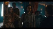 Luka (Lukas Langmyr Mabin, r.) wird von Gabrielle (Mehetabel Natnael Hailu, m.) und den Kindern aus dem Theater begrüßt.