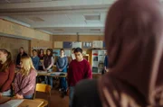 Ahmad (Rasmi Mohammed Nasrallah) verlässt den Klassenraum während der Schweigeminute zum 11.09.2001, weil er sich nicht beteiligen möchte.