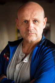 Oliver Stokowski als Ralf Schmolke.