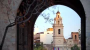 Nathan und Sarah aus Austin, Texas, sind frisch verheiratet und ziehen ins spanische Valencia, wo Nathan seinen Master in Musik an der Hochschule abschließen und dann als freiberuflicher Musiker arbeiten will. Für Sarah ist der Umzug nicht so einfach, denn sie gibt einen guten Job in Austin auf und weiß nicht, wie sie sich in Valencia beschäftigen soll. Außerdem haben dann beide kein Einkommen mehr und müssen von ihren Ersparnissen leben, was die junge Frau etwas nervös macht.