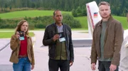 Am Flugplatz angekommen, überbringen die Kommissare Sophia Strasser und Jerry Paulsen die traurige Nachricht.