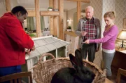 Oba Obasiri (Alois Moyo, l.) baut ein neues Gehege für den Hasen Klausmann. Emily Gans (Mira Bartuschek, r.) und Urban Fuchs (Peter Bongartz, M.) geben schlaue Kommentare ab.