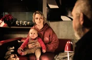 Lena Strasser (Zoë Valks) erfährt von den Kommissaren Freddy Schenk (Dietmar Bär, r) und Max Ballauf (Klaus J. Behrendt, l), dass ihr Mann Milan Opfer eines Gewaltverbrechens wurde.