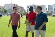 Michael (Jeffrey Donovan, l.) hilft einem Kumpel von Sam (Bruce Campbell, r.). Corey Jensen (Michael B. Jordan) ist Football-Trainer.