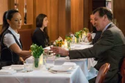 Joan (Lucy Liu) wundert sich, warum Morland (John Noble) sie alleine zum Abendessen treffen möchte ...