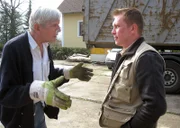 Trödelprofi Otto Schulte (re.) ist überwältigt von Walters Sammelleidenschaft..
