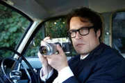 Dempsey (John Light) macht heimlich Fotos.