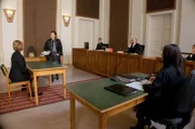 Leo (Lavinia Wilson, Mitte) erntet mit ihren Fragen an Anna Behrmann (Helene Grass, li.) wenig Verständnis bei ihrer Rivalin Schörnig (Sophie Rois, re.).