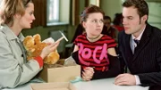 Als Jana (Sarah Tkotsch, Mi.) Manu (Constanze Priester) einen Teddy schenkt, entdeckt Manu das geschmuggelte Werkzeug darin und weiss, dass Josh (Philip Engelhardt) dahinter steckt...