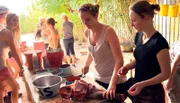 ARD/SWR DAS WAISENHAUS FÜR WILDE TIERE FOLGE 4, "Abenteuer Afrika", SWR Dokuserie mit 40 Folgen, deren Schauplatz die Tierrettungsstation "Harnas" am Rand der afrikanischen Kalahari-Wüste ist. Janine schneidet Fleischbrocken bissgerecht für Geparden, Löwen, Karakale und Wildhunde zu.