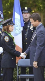 Lindsay (Anna Belknap) bekommt für ihr mutiges Eingreifen und das Beschützen ihrer Familie eine Ehrenmedaille verliehen. Det. Mac Taylor (Gary Sinise) ist stolz auf seinen Schützling.