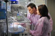Während Meredith versucht Cristina zu unterstützen als die Spannungen zwischen ihr und Owen eskalieren, möchte Alex (Justin Chambers, l.) von Morgans (Amanda Fuller, r.) Fall abgezogen werden als sie zu abhängig von ihm wird ...