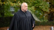 Für Pfarrer Ernst Wittig (Thomas Thieme) ist die Beisetzung von Wolf-Dieter Meurer ein schwerer Tag.