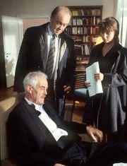 Wenzel (Rolf Illig, l) ein guter Freund der ermordeten Frau Güstrow, ist am Rande eines Nervenzusammenbruchs. Er schildert Kommissar Flemming (Martin Lüttge) und seiner Mitarbeiterin Miriam Koch (Roswitha Schreiner), wie er die Leiche gefunden hat.