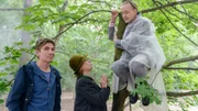 Der ängstliche Herr Kluthe (Holger Handtke, r.) ist vor dem Luchs geflüchtet. Seine Mutter (Margot Nagel, M.) und Fritz Fuchs (Guido Hammesfahr, l.) finden ihn tief im Wald.