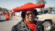 Die Frauen der Herero im Dorf Okahandja legen großen Wert auf ihre traditionelle Tracht. Sie soll an den Völkermord an dem namibischen Volk erinnern.