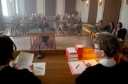 Im Prozess um Partei-Aussteigerin Leuken (Muriel Baumeister, 3. v. re.) bitten Leo (Lavinia Wilson, re.) und Elena (Maryam Zaree, 2. v. re.) ihren „Maulwurf“ Mimi (Michaela Caspar, Mitte) in den Zeugenstand.