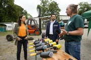 "Männerschutz"-Betreiber Uwe Brandis (Matthias Komm, r.) behauptet gegenüber Jasmin Sayed (Sesede Terziyan, l.) und Fahri Celik (Hassan Akkouch, M.), nur Sportwettbewerbe auszurichten.