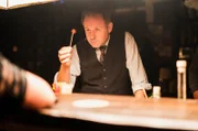 Schwiete (Samuel Finzi) hat die alte Dorfkneipe übernommen und die Hawaii-Bar daraus gemacht. Bisher hat noch niemand nach seiner Vergangenheit gefragt …