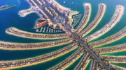 Die künstliche Insel Palm Jumeirah ist nur eines von vielen großen Bauprojekten, die im Aufschwung Dubais umgesetzt wurden.