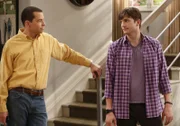 Als Alan (Jon Cryer, l.) seine neue Freundin Gretchen mit in Waldens (Ashton Kutcher, r.) Haus bringt und sie allen vorstellt, kommt es zu peinlichen Szenen, als man über das Thema Miete und mietfreies Wohnen spricht ...