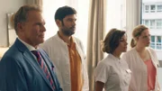 V.l.: Dr. Friedrich Tümmler (Christian Tramitz), Dr. Kyrgios (Jasin Challah), Charly Laurin (Anna Julia Antonucci)