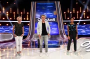 Moderator Jörg Pilawa (M.) mit den Kandidatinnen des Teams „Sport“: Heike Drechsler, ehemalige Olympiasiegerin im Weitsprung (l.) und Malaika Mihambo, ehemalige Weltmeisterin im Weitsprung (r.).