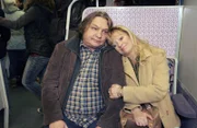 Helga und Bernd sind glücklich, dass ihre gemeinsame Arbeit an der Kochshow fürs Fernsehen so gut funktioniert.