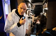 Dr. Roth (Joe Bausch) am Tatort - in einem Lieferwagen wurde die Leiche von Milan Strasser gefunden.