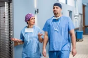 Leyla Sherbaz (Sanam Afrashteh, l.) konfrontiert Matteo Moreau (Mike Adler, r.) damit, dass seine Patientin Judith Kirch, das Ebenbild seiner verstorbenen Frau Mirjam ist.