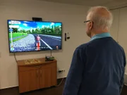 Senior spielt Video-Game