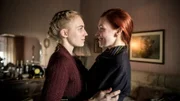 Erika ist aus ihrer Verschickung ins Kloster wieder zurück und freut sich, mit Marie wieder vereint zu sein.
