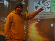 Willi in der Verkehrsleitzentrale. Auf einer Monitorwand sieht er, was auf den Autobahnen rund um München los ist.