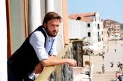 Teo Lando (Andreas Pietschmann) kehrt nach langer Zeit nach Venedig zurück.