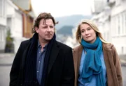 Inspektor Barbarotti (Anders W. Berthelsen) flirtet mit seiner Kollegin Eva Backman (Trine Dyrholm, rechts).