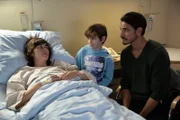Battiato (Salvatore Greco, r.) und Alessio (Oskar Reim, M.) machen sich Sorgen um Sofia (Patrizia Carlucci), die sich bei einem Sturz verletzt hat.