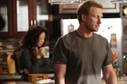 Während sich alle Ärzte im Praktikum sich Sorgen über die anstehende Prüfung machen, zwingt Cristina (Sandra Oh, l.) Owen (Kevin McKidd, r.) ihr alle intimen Details seiner Affäre zu berichten ...