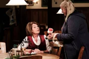 Ulla zeigt Rosi im Brunnerwirt den sprechenenden Nikolaus, den sie gerne in der Amtsstube aufstellen möchte.