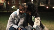 Ronnie (Zoe Magdalena) kann sich gegen ihre Gefühle für Nick (Alessandro Schuster) nicht mehr wehren. Vorsichtig kommen sie sich näher.